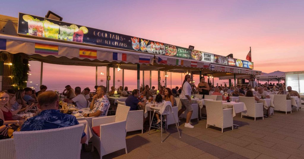 Night life at La Piazza Restaurant Shishas